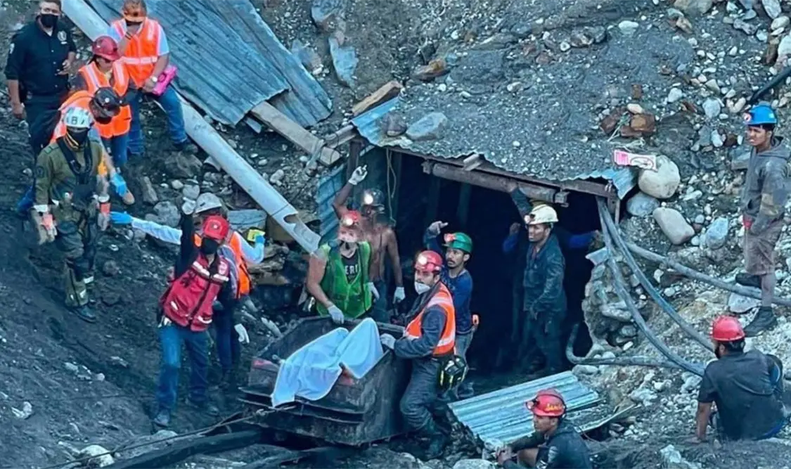 La Secretaría de la Defensa Nacional continúa de manera ininterrumpida los trabajos de búsqueda de los mineros restantes. Cortesía