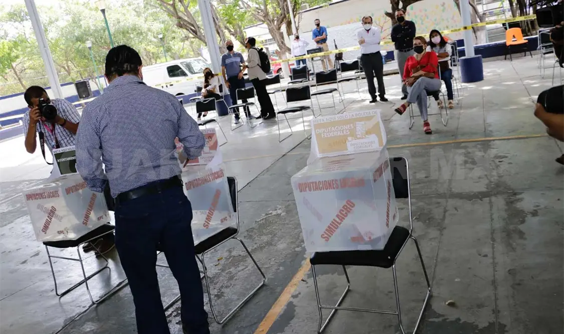 Más de siete mil elementos policiacos vigilarán el desarrollo en paz de las elecciones de hoy. Diego Pérez / CP