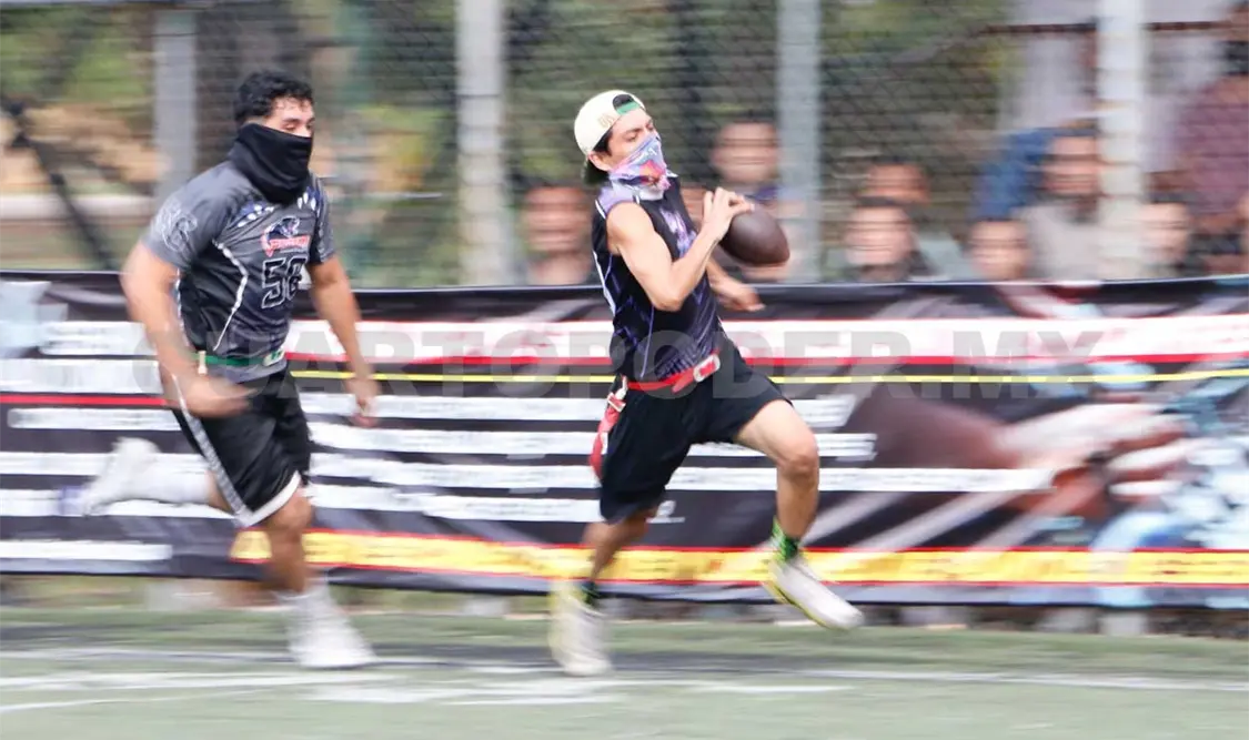 Domingo de intensa actividad en el emparrillado sintético del parque recreativo Caña Hueca; los juegos inician a las 7:00 horas. Diego Pérez/CP