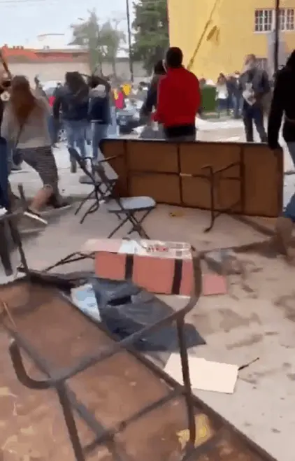 Uno de los afectados señaló que llegó este grupo de hombres, agredieron a los electores, a quienes incluso los patearon, los golpearon con palos, después de unos minutos se fueron. Cortesía