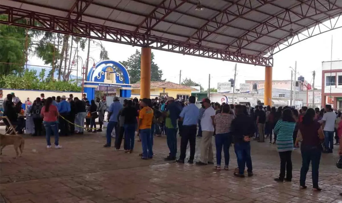 Largas filas en Pueblo Nuevo Solistahuacán desde muy temprano. Mary Jose Díaz / CP