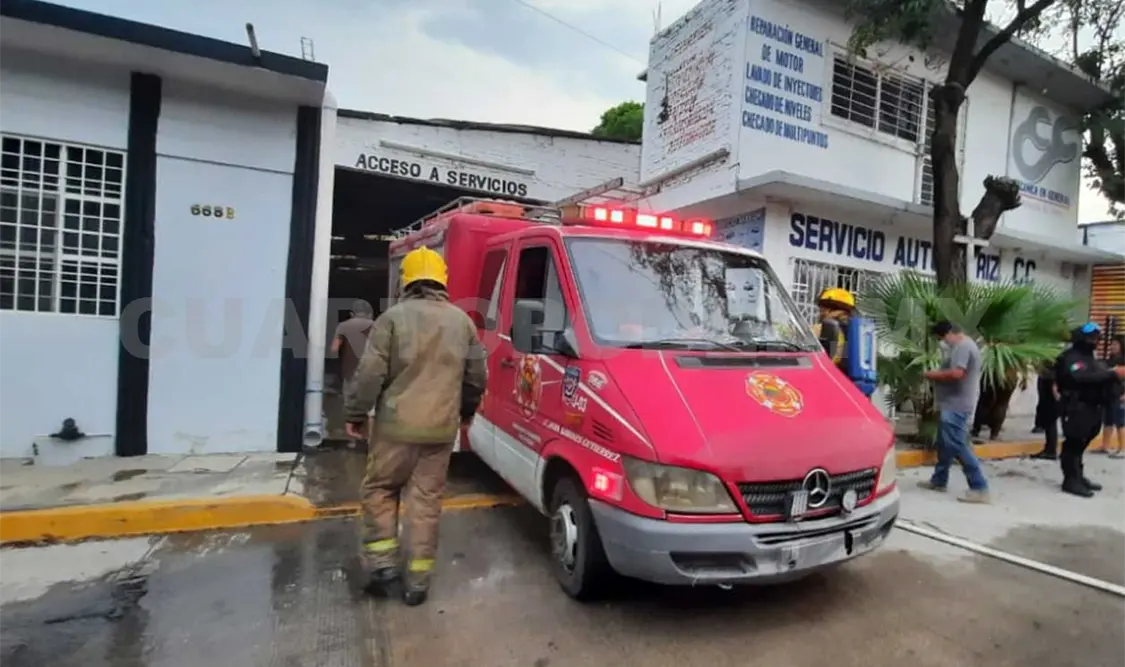 Personal del Cuerpo de Bomberos se trasladó al taller ubicado en la colonia Obrera para brindar el apoyo. Ulises López / CP