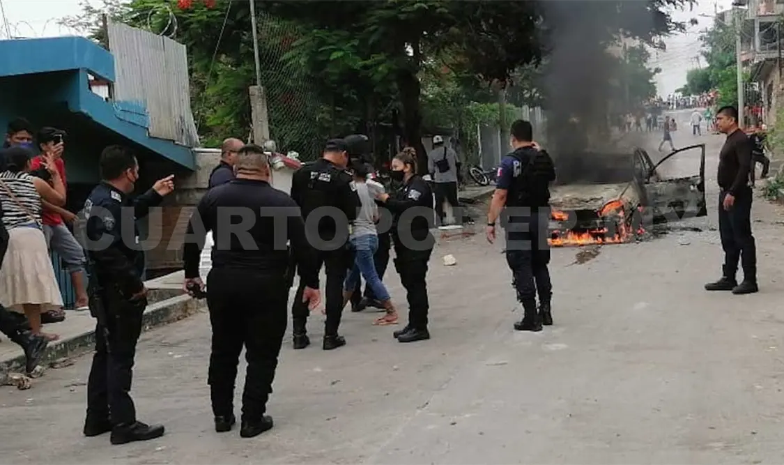 Los rijosos le prendieron fuego a un automóvil marca Chevrolet tipo Chevy y una motocicleta tras la violenta gresca. Ulises López / CP