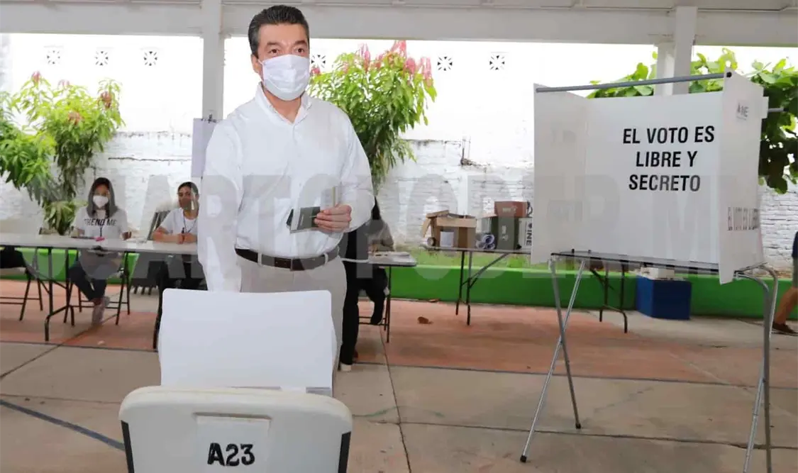 Rutilio Escandón emite su voto e invita a la población a ejercer su derecho con libertad y compromiso
