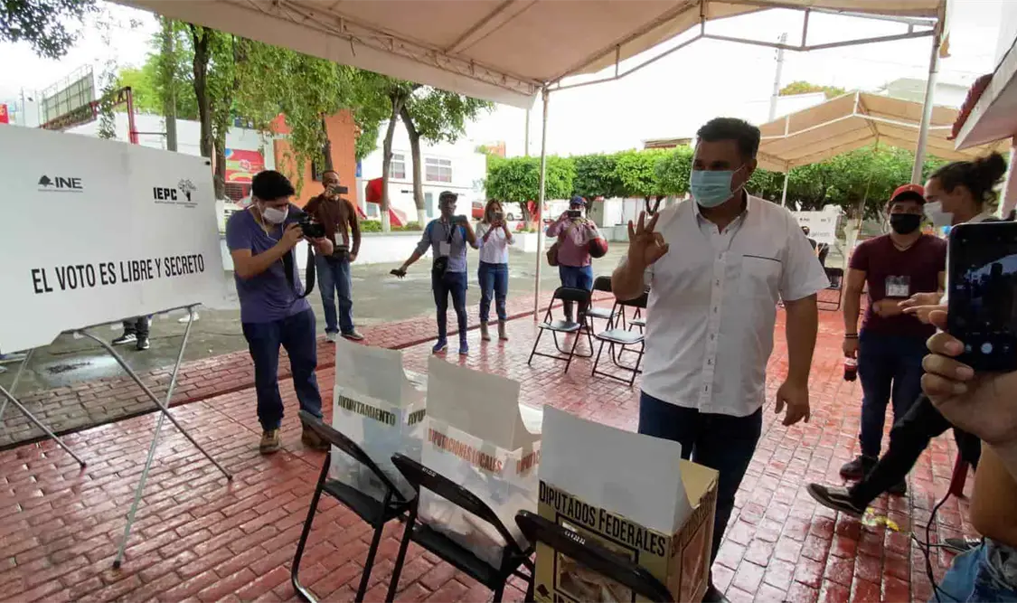 Emite voto candidato de la Alianza Va por Chiapas/ Cortesía