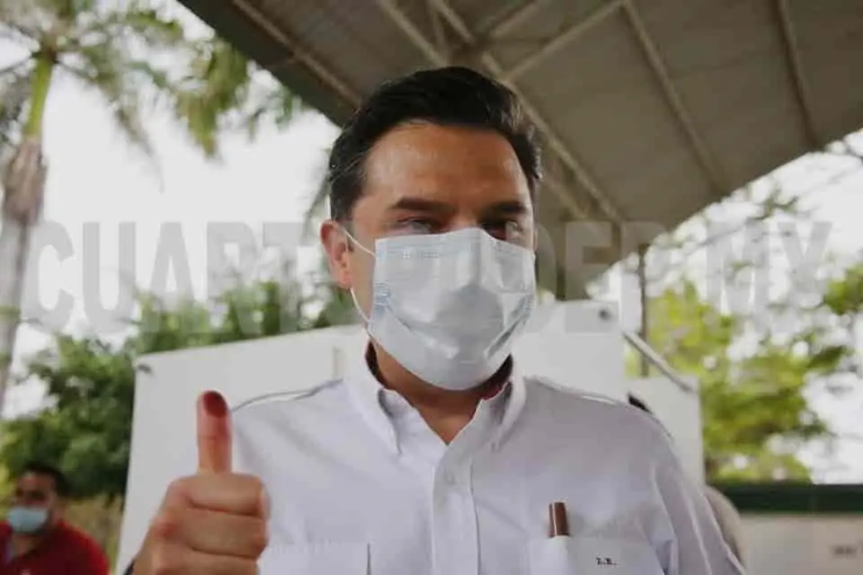 Zoé robledo emite su voto en esta capital. Cortesía