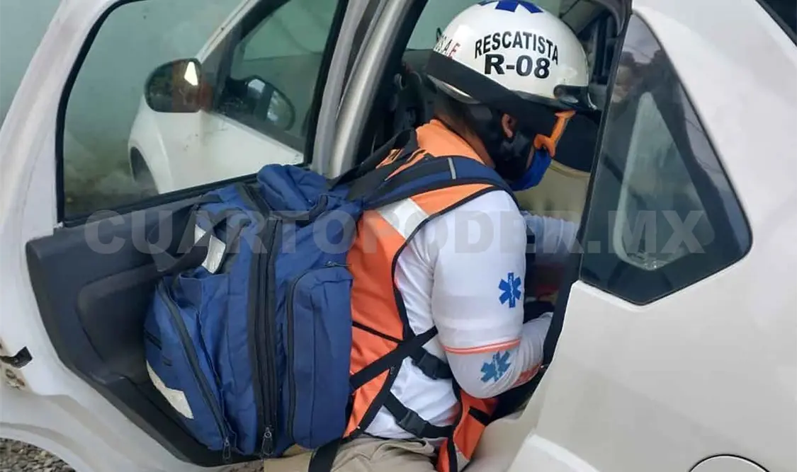 Encuentran a hombre muerto en vehículo