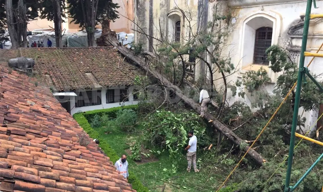 Fuerte viento causó daños en el atrio de Caridad
