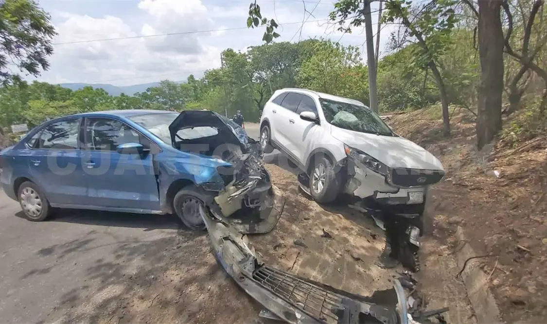 Invade carril y se estrella contra auto; un lesionado