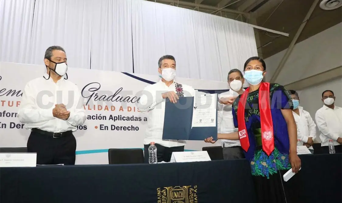 Asiste REC a graduación de Licenciaturas a Distancia