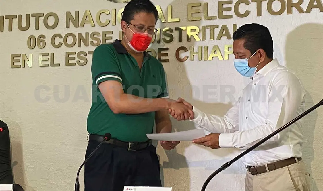 Llaven Abarca recibe constancia de mayoría