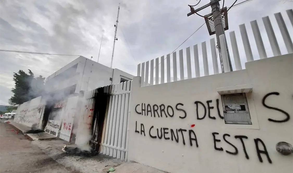 Ante jornada de boicot, vandalizan oficinas