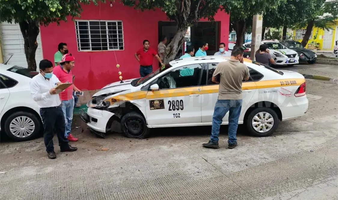 Taxistas provocan carambola; dos lesionadas