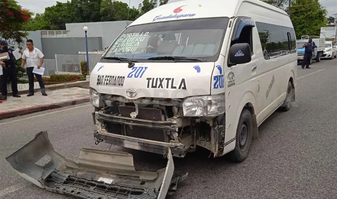 Colectivero se estrella por alcance contra un particular