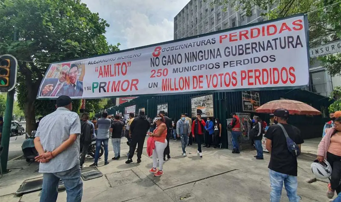 Aproximadamente 200 militantes se manifestaron con pancartas y con un ataúd con el emblema del PRI. Twitter