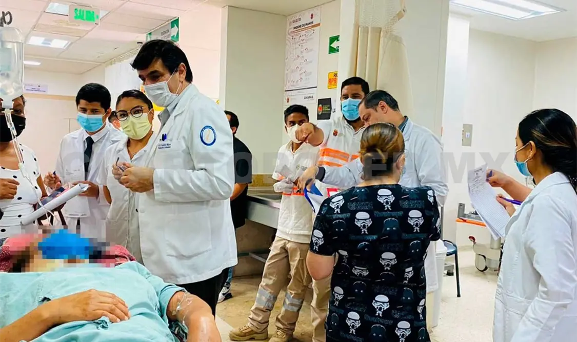 Laspersonas que resultaron lesionadas recibieron atención médica luego del accidente vial. Cortesía