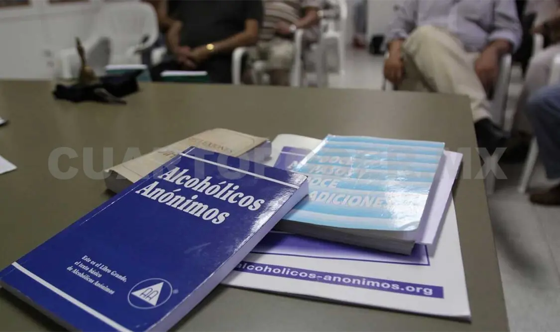 En Alcohólicos Anónimos los grupos sesionan todos los días una hora y media. Diego Pérez / CP