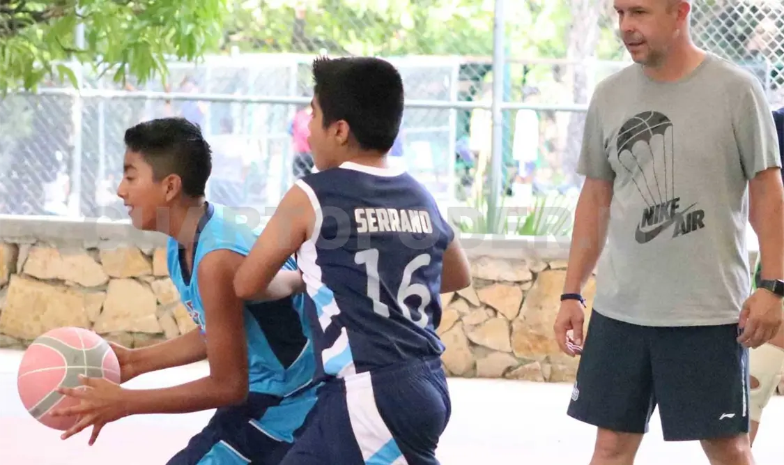 En todo momento, el entrenador español estuvo al pendiente de la forma en que los jugadores realizaban los ejercicios. Cortesía