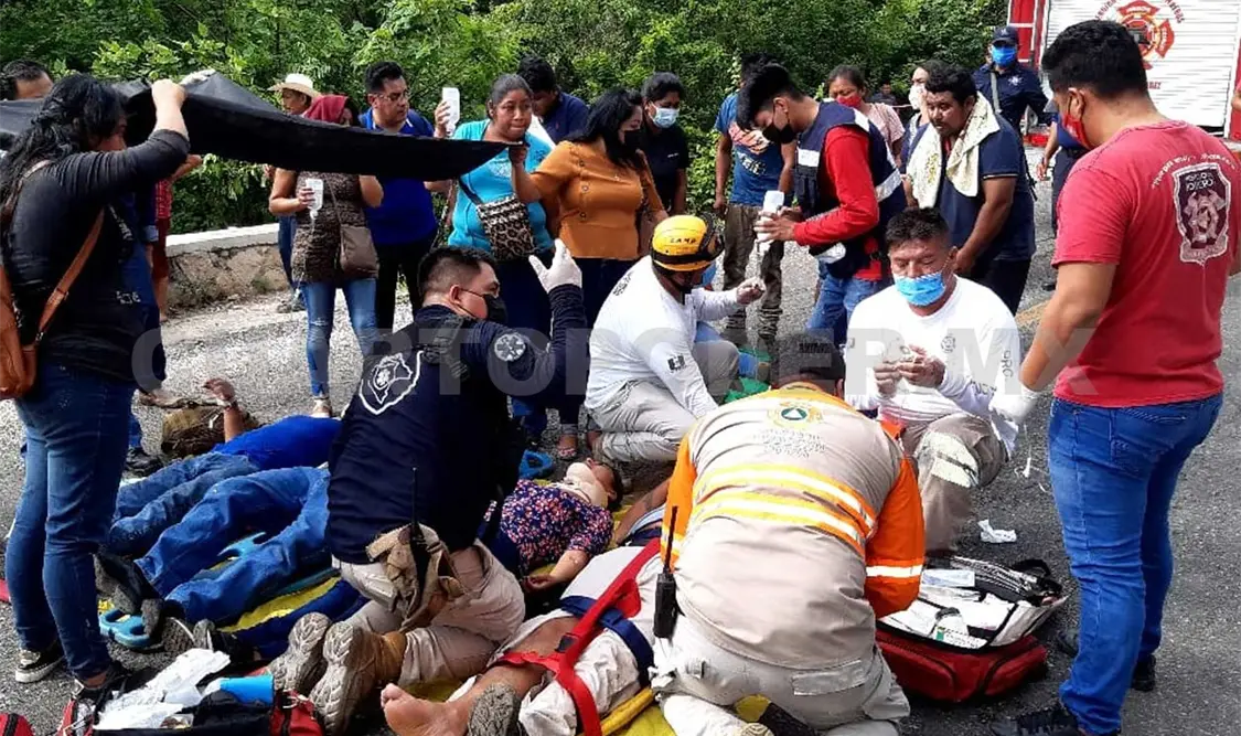 Un total de 22 pasajeros y el conductor resultaron lesionados en el percance carretero ayer en la mañana. Ulises López / CP