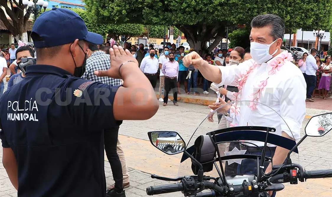 El gobernador también entregó una patrulla, dos motopatrullas, uniformes y equipamiento. CP
