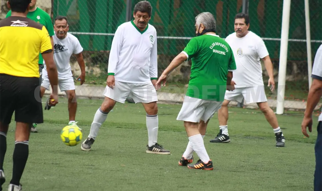 Pese a las lluvias de las últimas horas, los futbolistas respondieron a la convocatoria lanzada por Lisandro Martínez de la Rosa y el Club Municipal. Jesús Ortega/CP