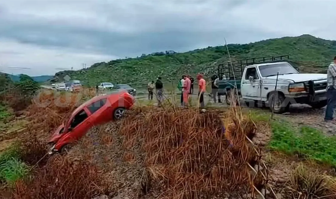 Perdió el control en una curva y al invadir carril se estrelló contra una camioneta, para luego quedar fuera del pavimento. Cortesía