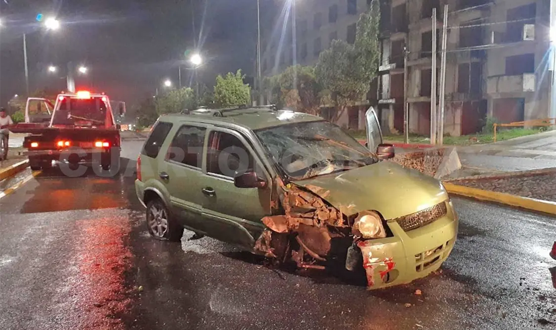 La camioneta era conducida de oriente a poniente al momento que sufrir el percance vial, a pocos metros del hospital del IMSS número 23. Ulises López / CP