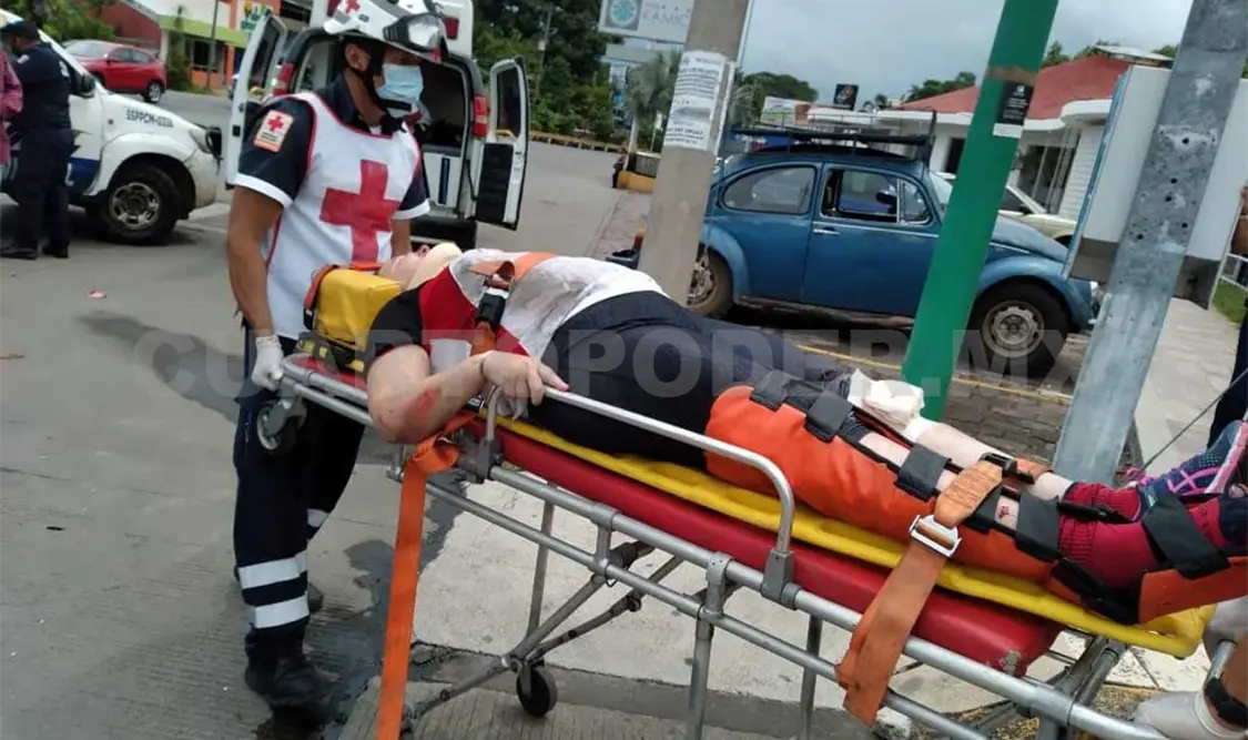 La mujer fue atendida por paramédicos de la benemérita institución y luego trasladada al hospital del IMSS. Víctor Sánchez / CP