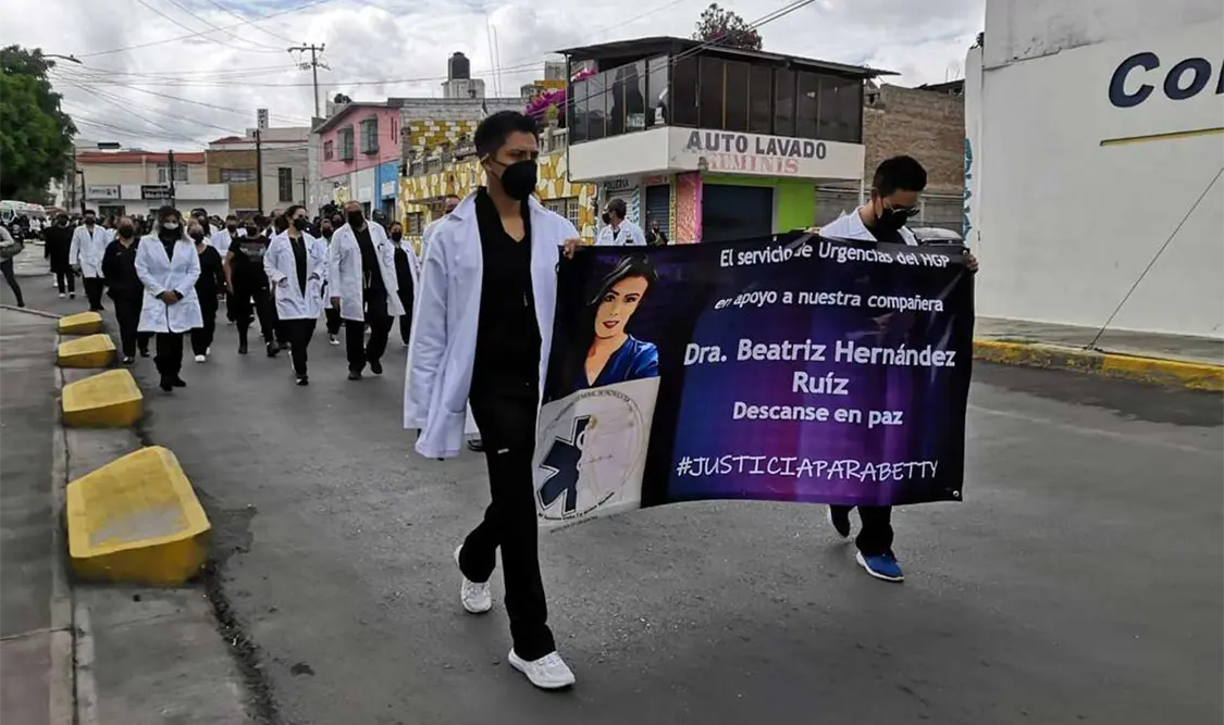 Médicos y enfermeras marcharon para demandar justicia por el asesinato de la residente Beatriz Hernández. Twitter