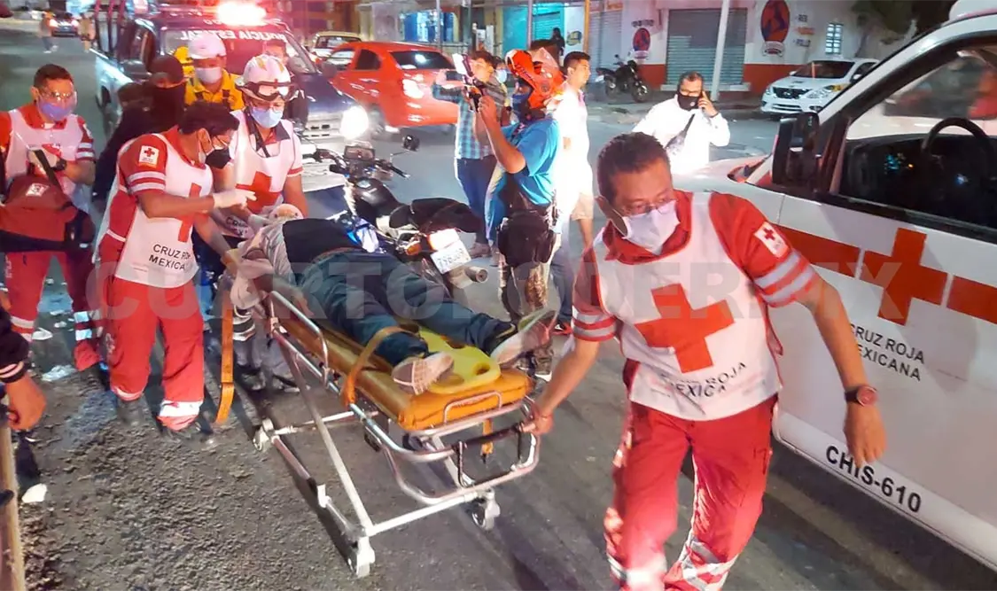 A las 21:45 horas del sábado, un par de sujetos asaltaron la tienda OXXO que se encuentra en la Calzada al Sumidero. Peatones se percataron de ello y auxiliaron al negocio, reteniendo a uno de los delincuentes y vapuleándolo. Ulises López / CP