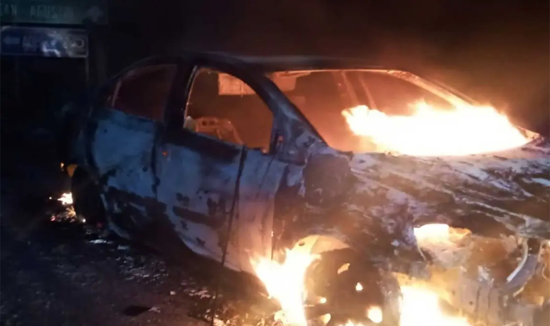 Calcinan a dos personas dentro de su auto