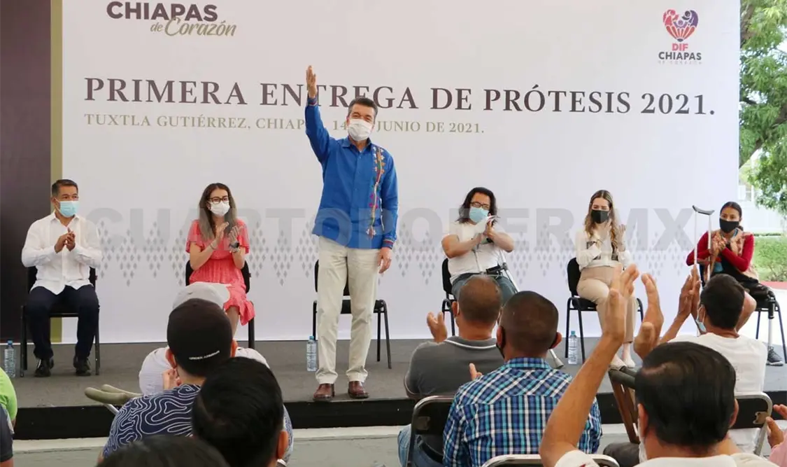 El gobernador encabezó la entrega de 30 apoyos funcionales para miembros superiores e inferiores. CP
