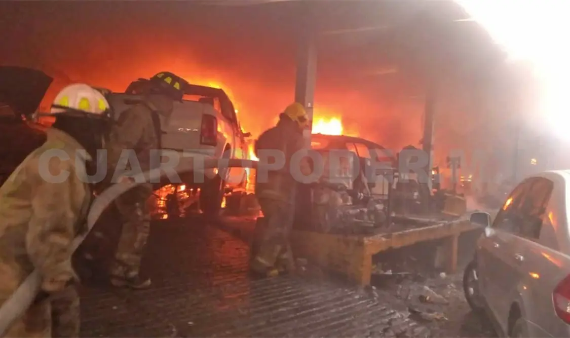 El incendio ocurrió en un taller que se encuentra junto a la Calzada al Sumidero, la mañana del lunes en la capital del estado. Ulises López / CP