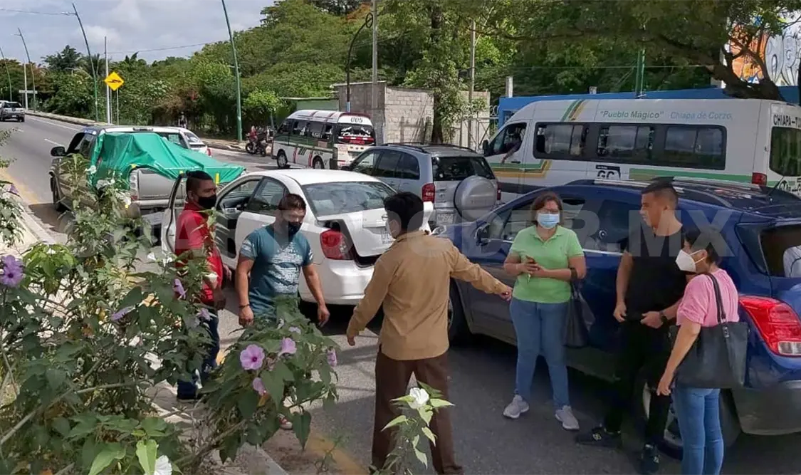 Autoridades informaron que en el accidente se reportaron sólo daños materiales valorados en varios miles de pesos. Ulises López / CP