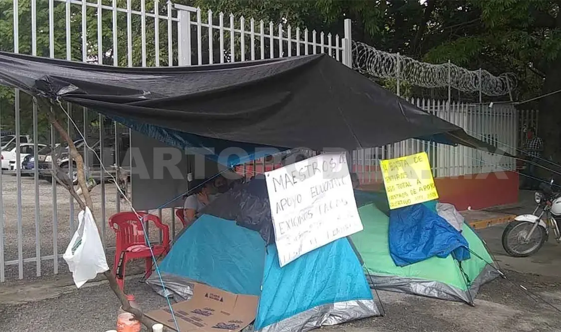 Maestros de apoyo educativo en plantón afuera de SE