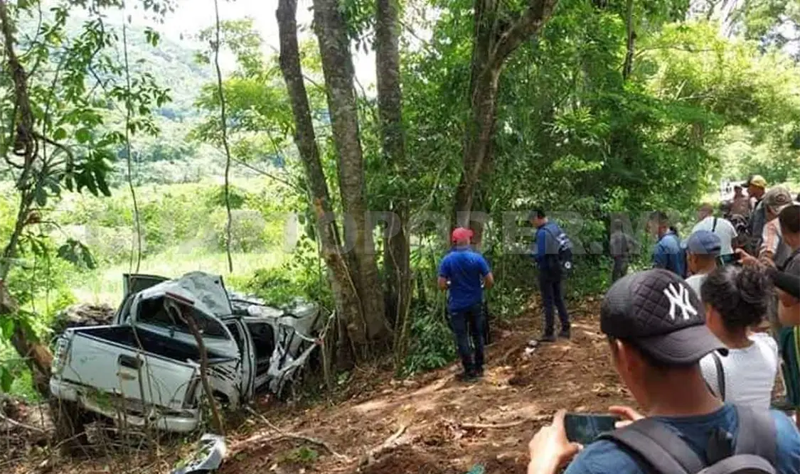 Un muerto y dos heridos en salida de camino de Pick up