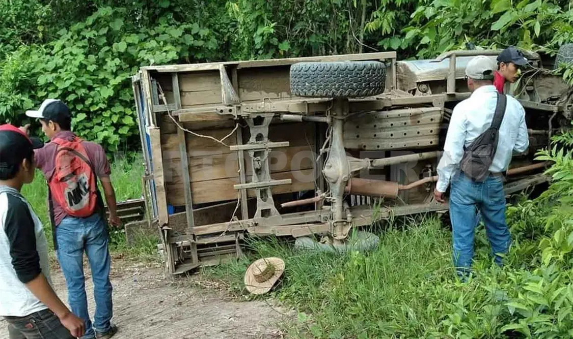 Muere hombre al volcar la camioneta en que viajaba