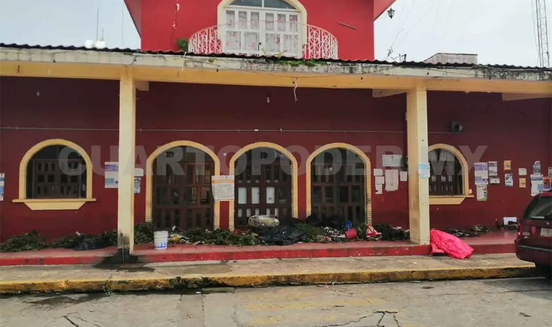 Pobladores arrojan basura en la presidencia municipal