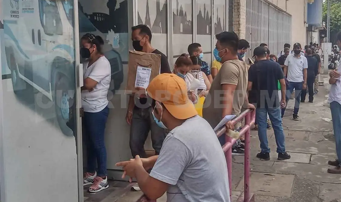 Largas filas de espera en oficinas del Sepomex
