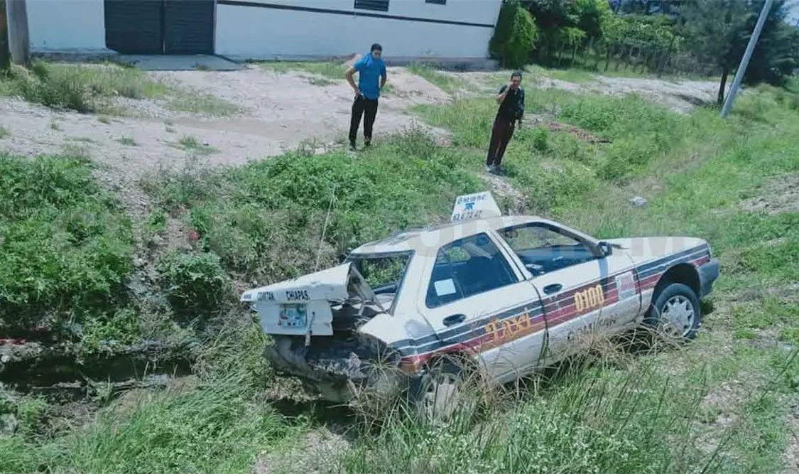 Tráiler impacta a Tsuru y lo saca de la carretera