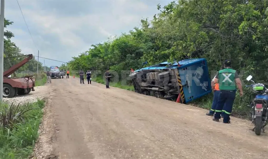 Intenta esquivar tramo en reparación y vuelca