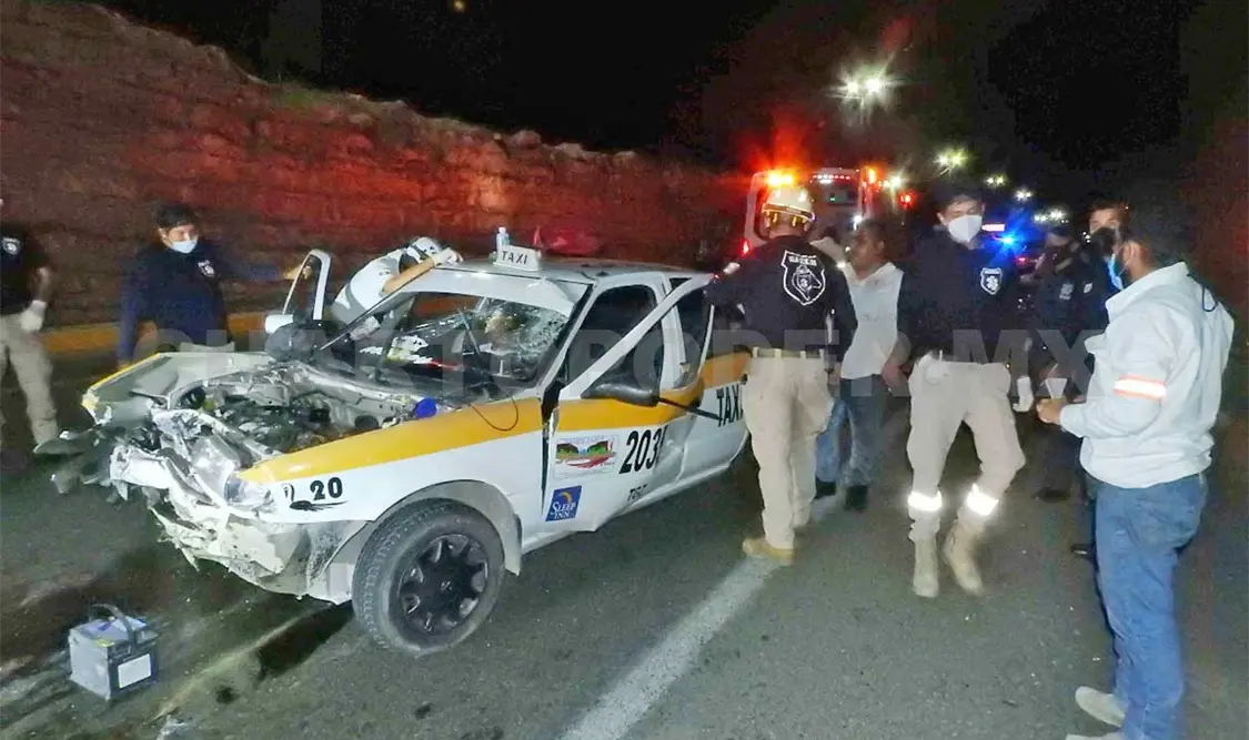 Se estrella taxi contra paredón; dos heridos