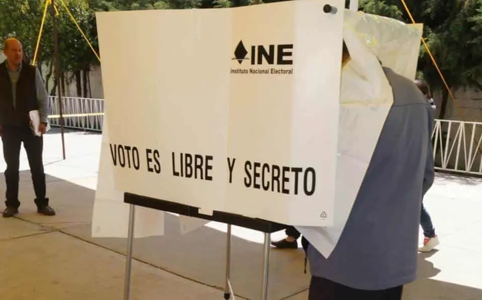 La consulta para enjuiciar a expresidentes es un método “inservible”, asegura líder perredista. Cortesía