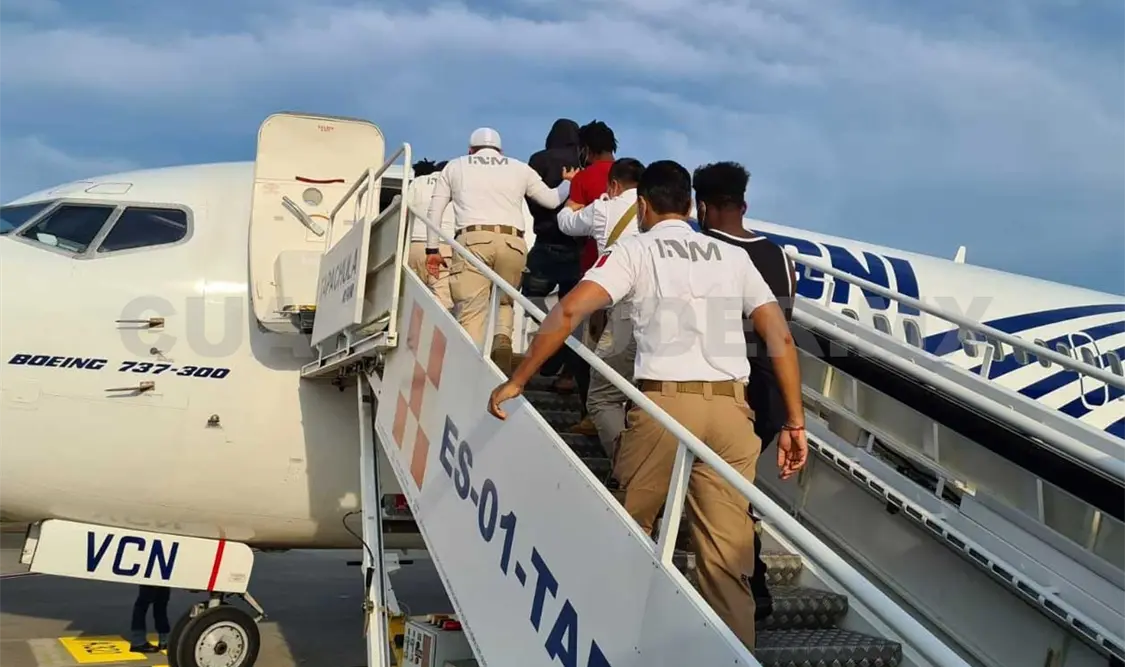 El avión con los migrantes haitianos partió desde el aeropuerto de Tapachula, custodiado por personal del INM y de la GN. Víctor Sánchez / CP