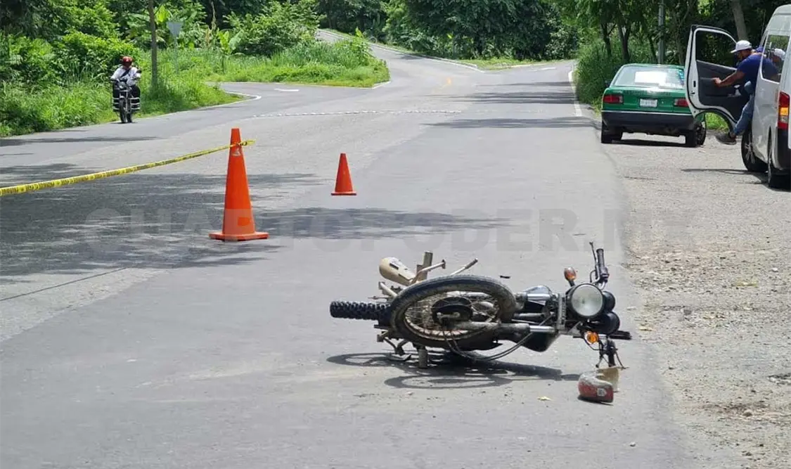 Cuando la unidad de pasaje intentaba dar vuelta en un retorno, una motocicleta que iba con preferencia a Escuintla se impactó en la parte lateral. Víctor Sánchez / CP