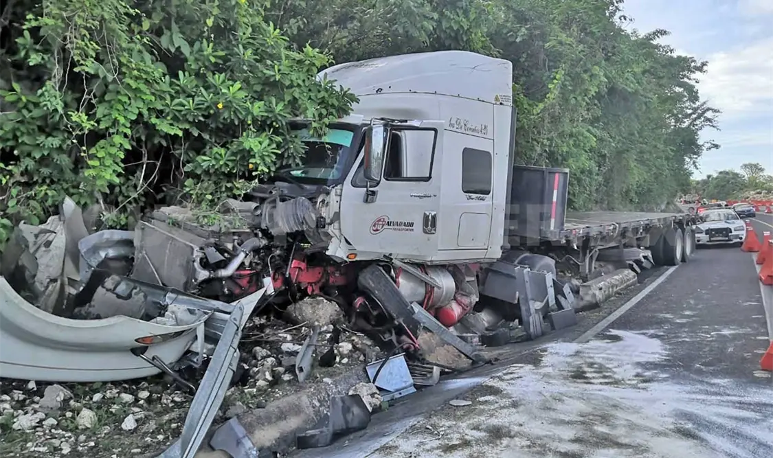 Autoridades indicaron que la persona al volante había resultado ilesa pese a lo aparatoso del accidente. Ulises López / CP