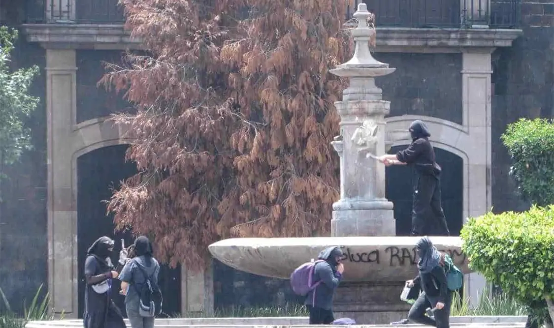 Varias mujeres rompieron una fuente ubicada frente a la Legislatura. Twitter
