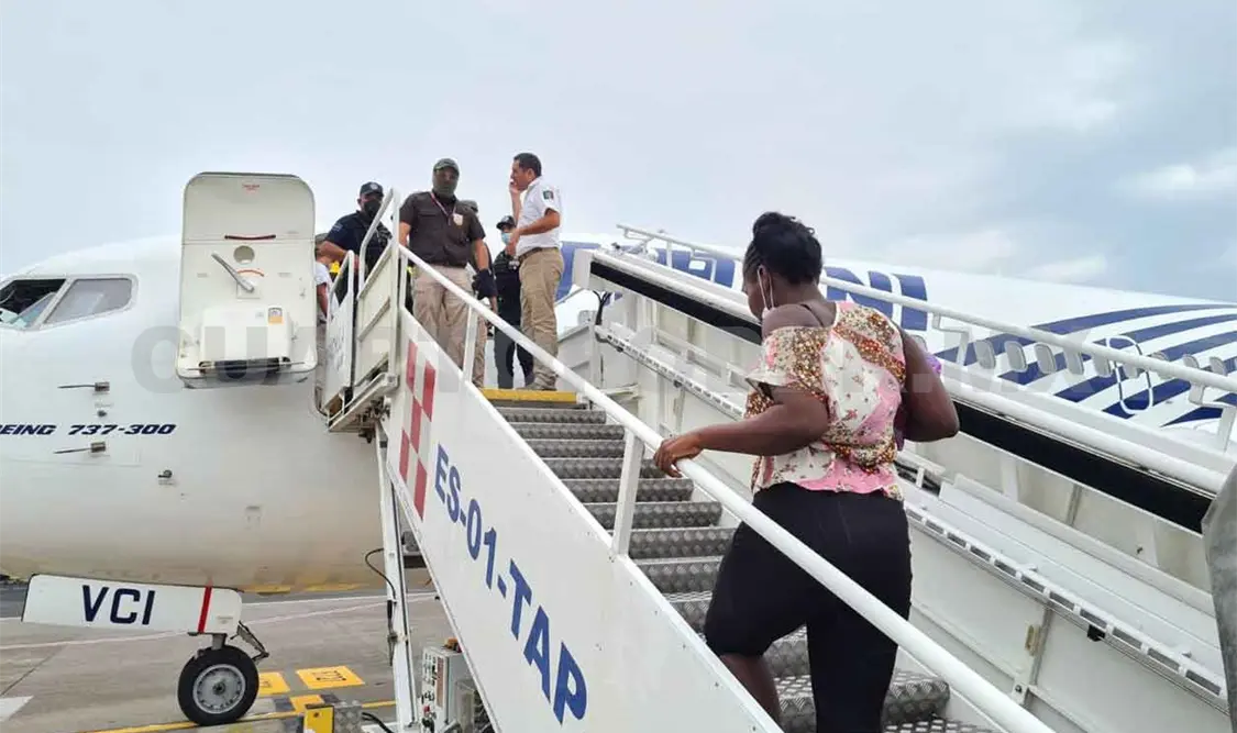 Deportan a otro grupo de 97 haitianos