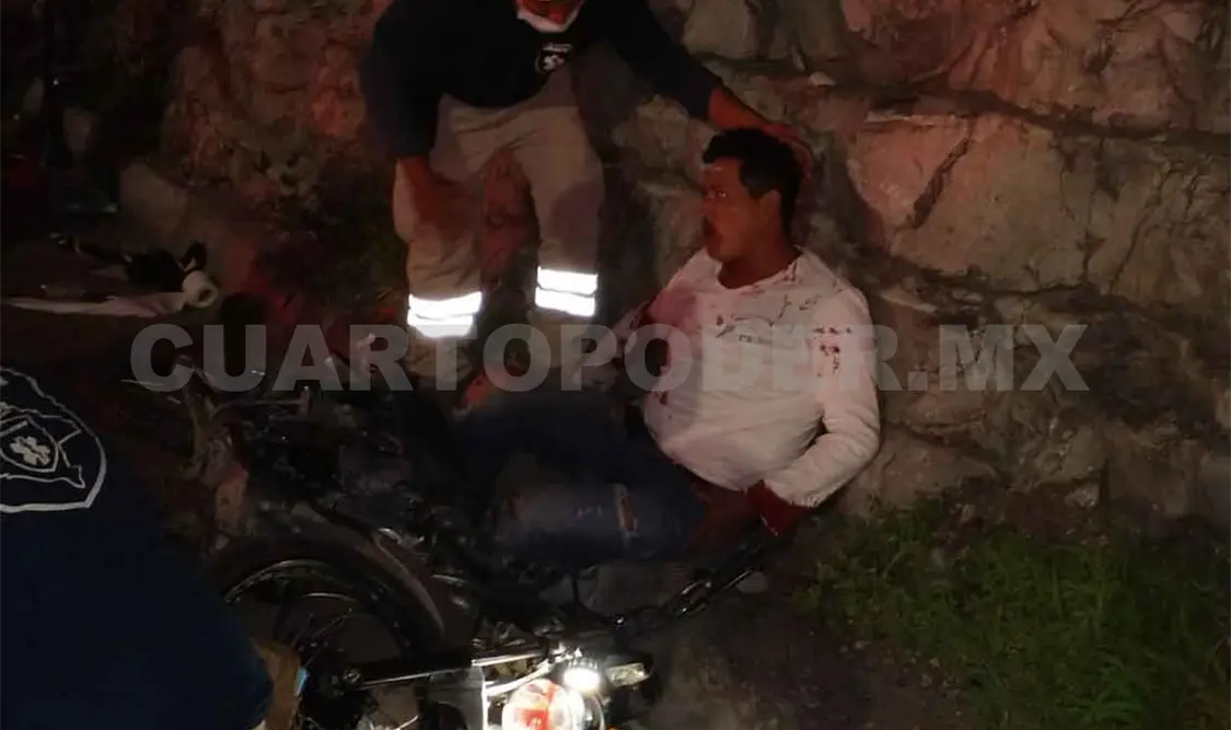 Impactan a motociclista y resultan dos heridos