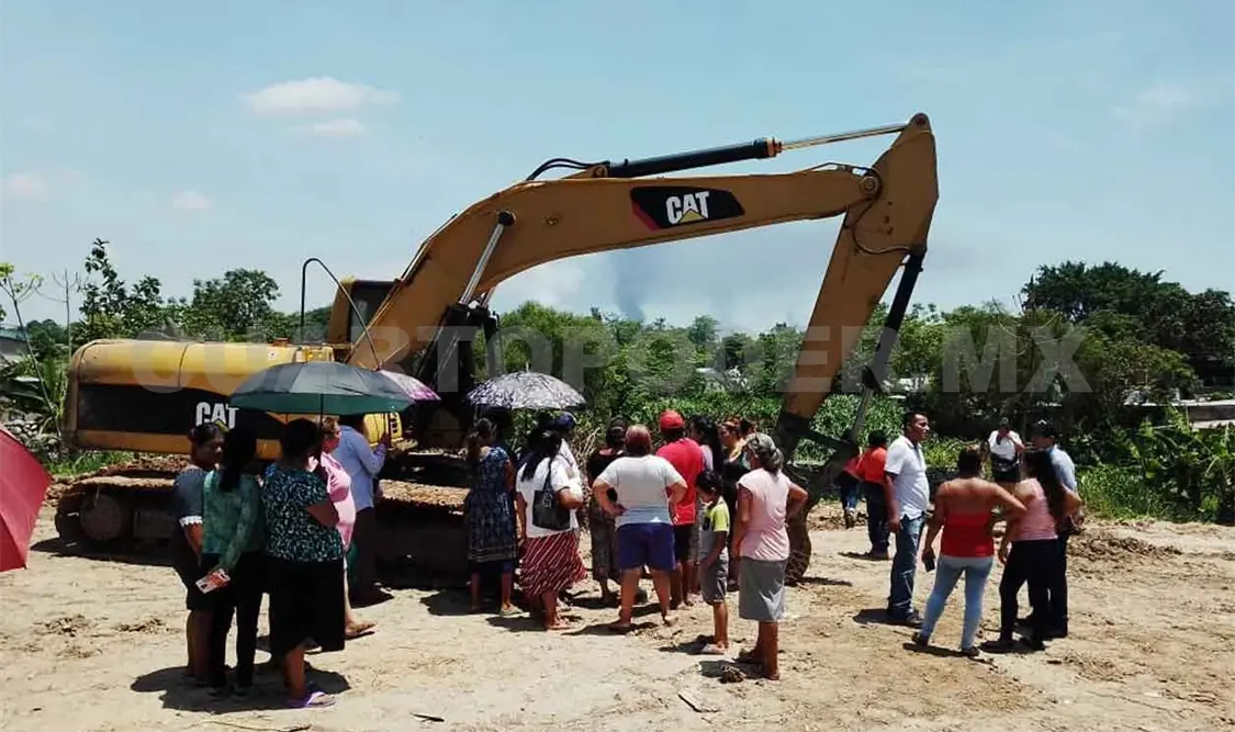 Colonos detienen obra de gasolinera
